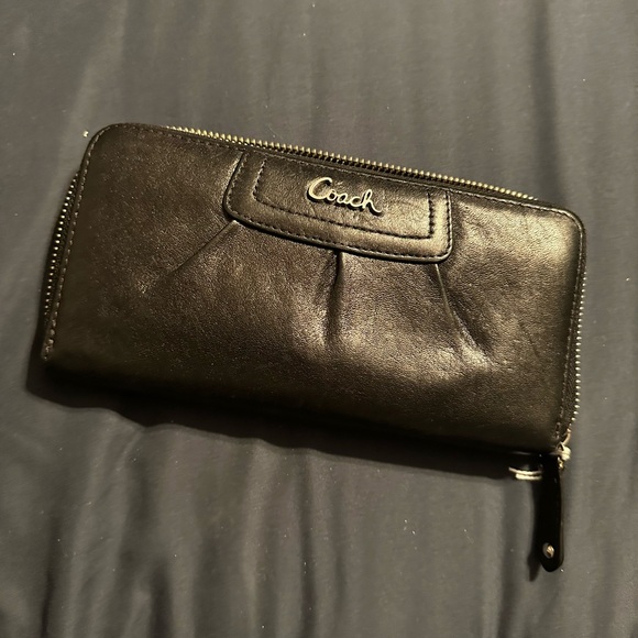 Coach black shiny leather zip around wallet - Picture 1 of 3